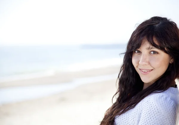 Hübsche junge Frau mit Stehen am Strand — Stockfoto