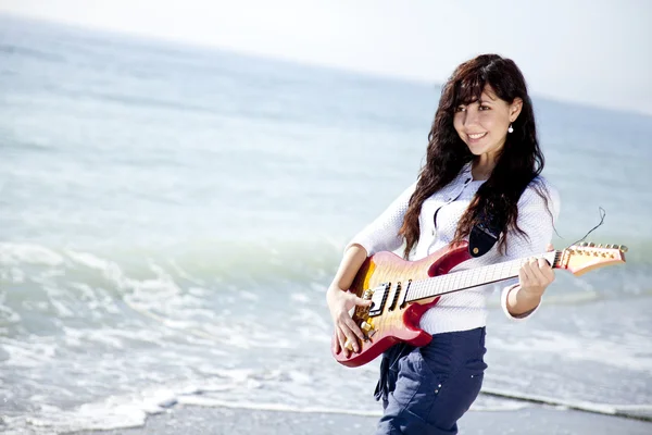 Bella giovane donna con chitarra sulla spiaggia — Foto Stock