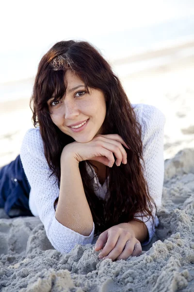 Bardzo młoda kobieta, leżenie na plaży — Zdjęcie stockowe