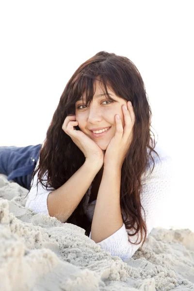 Mooie jonge vrouw liggen op strand — Stockfoto