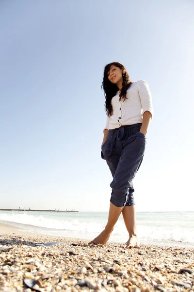 Mulher bonita com pé na praia — Fotografia de Stock