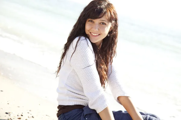 Mujer joven bonita con sentado en la playa — Foto de Stock