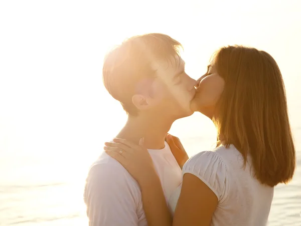 해변에서 일출에서 키스 하는 커플. — 스톡 사진