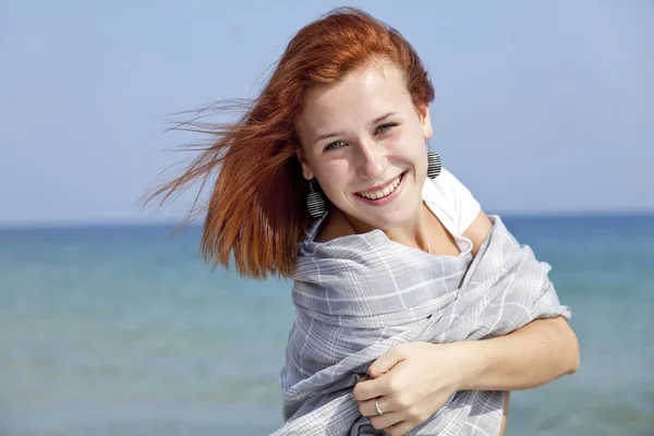 Roodharige meisje op het strand — Stockfoto