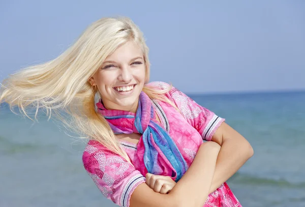 Młoda blondynka w kolorze różowym na plaży. — Zdjęcie stockowe