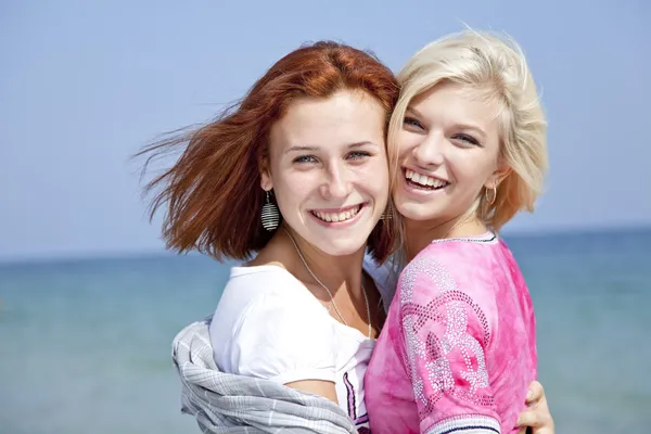 Drie vriendinnen op het strand. — Stockfoto