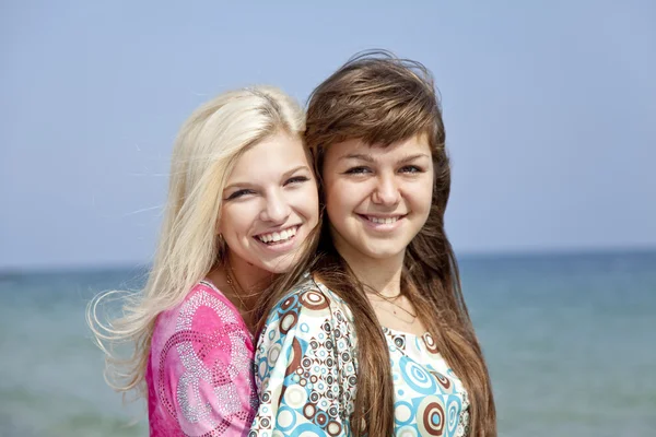 Två flickvänner på stranden. — Stockfoto
