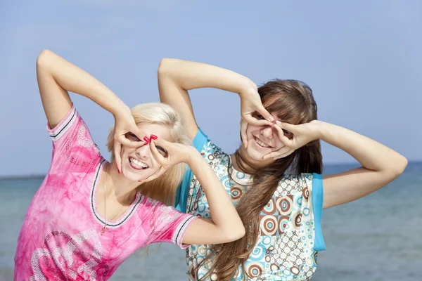 Deux copines au spectacle de plage binoculaire — Photo