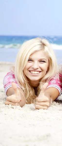 Sexig ung blond tjej ligga på stranden. — Stockfoto