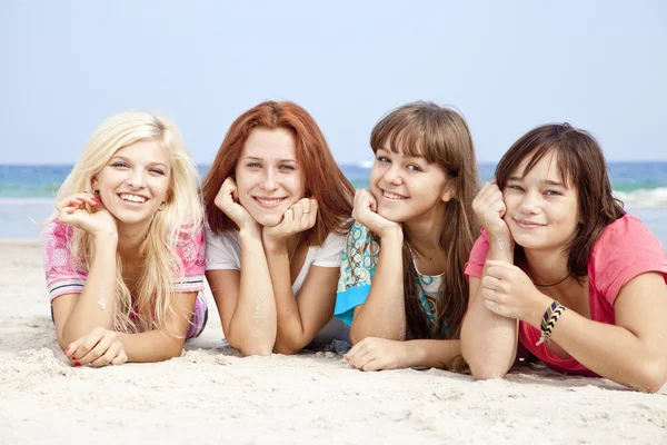 A tengerparton fekvő barátnők. — Stock Fotó