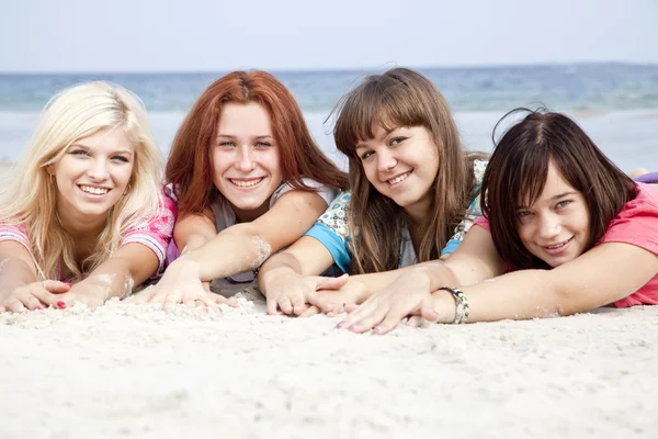 Dziewczyny leżącej na plaży. — Zdjęcie stockowe