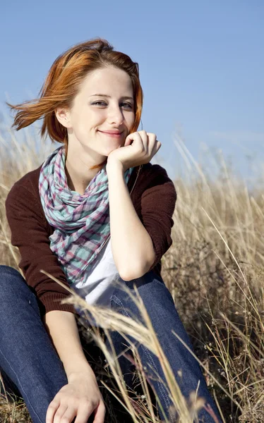 Sonbahar çimenlerin üzerinde mutlu Kızıl saçlı kız portresi. — Stok fotoğraf