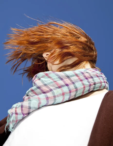 Retrato de menina de cabelos vermelhos com cachecol no fundo azul . — Fotografia de Stock