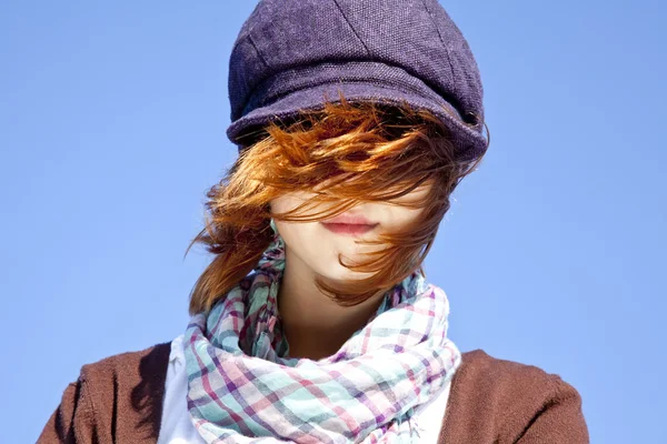 Retrato de chica pelirroja con bufanda y gorra púrpura en azul sk —  Fotos de Stock