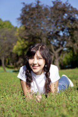 Retrato de una bella chica morena de ojos azules en verde gras