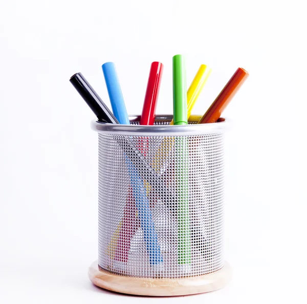 Tasse à crayons en métal noir remplie de crayons colorés . — Photo