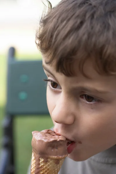 Мальчик ест мороженое — стоковое фото