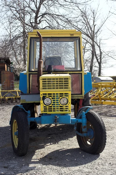 Винтажный жёлтый трактор — стоковое фото