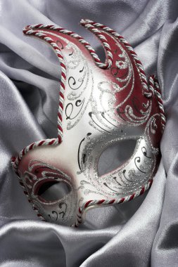 Karnaval maskesi gri saten üzerinde