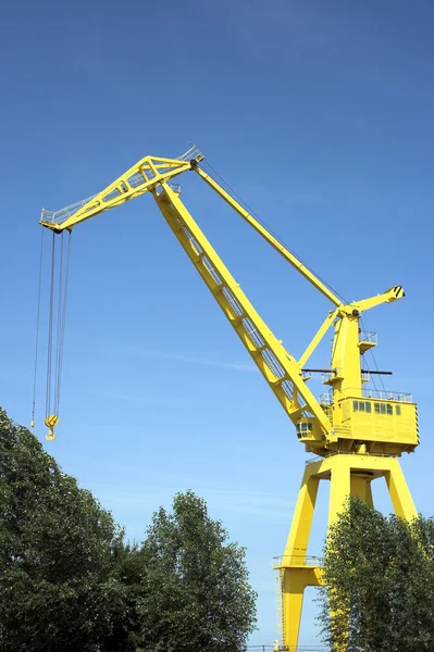 Gul harbor crane — Stockfoto