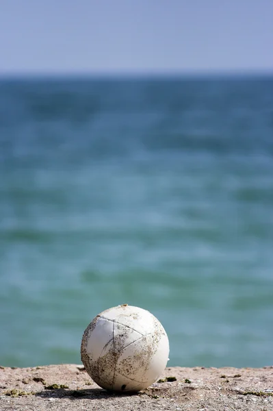 Ball am Strand — Stockfoto