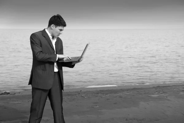 Guy with a laptop on the beach — Stock Photo, Image