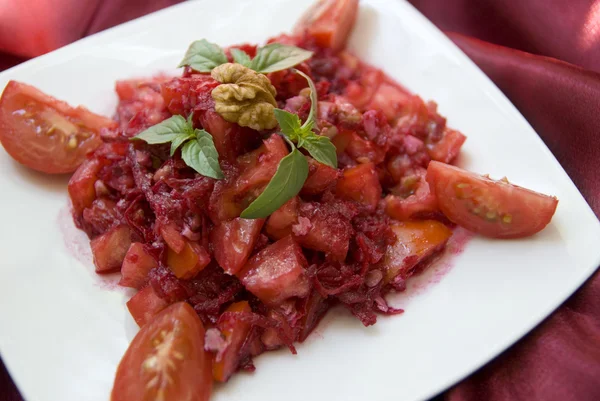 Яскраво-червоний свіжий салат — стокове фото