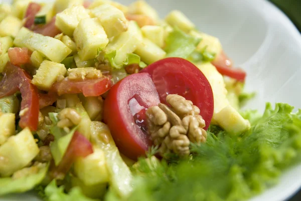 Deliziosa insalata con verdure crude — Foto Stock