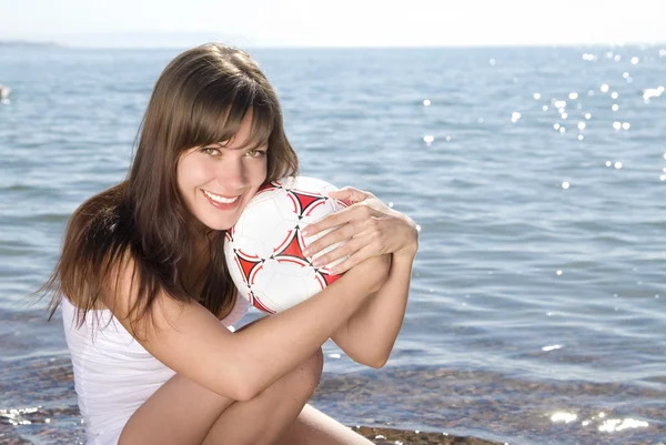 Χαμογελαστό κορίτσι με μια μπάλα Royalty Free Φωτογραφίες Αρχείου