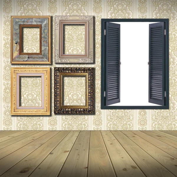 Oude interieur met de frames en venster — Stockfoto