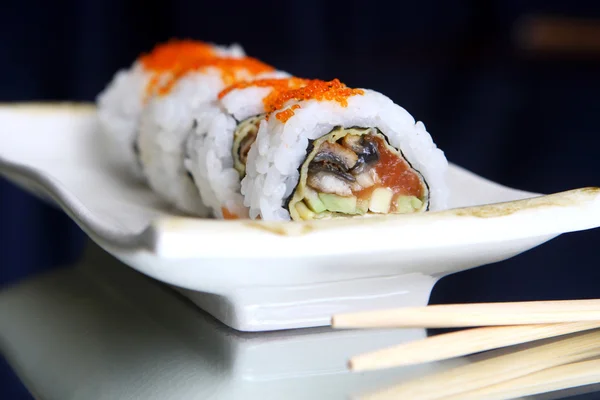 Lazackaviáros sushi tekercs — Stock Fotó