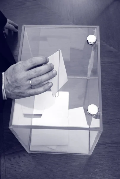 Коробка для голосування і рука покласти порожній м'яч — стокове фото