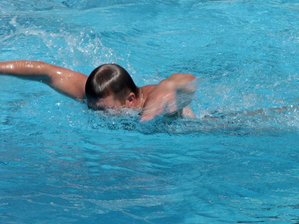 Homem nadando em uma piscina — Fotografia de Stock
