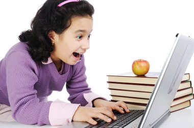 oturma odasında bir kitap ile kız öğrenci