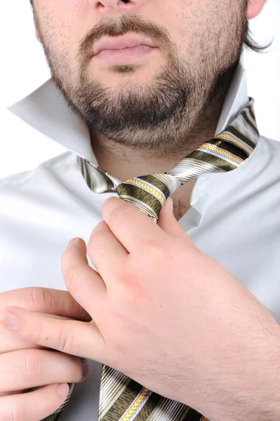 Retrato de um funcionário de escritório colocando sua gravata — Fotografia de Stock