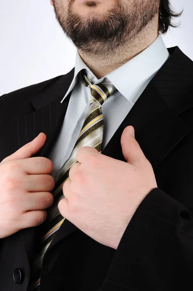 Geschäftsmann zieht Krawatte an — Stockfoto