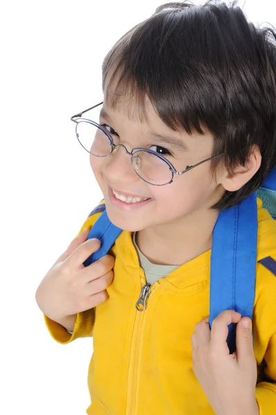 Schulkinder, süßer Junge mit Tasche auf dem Rücken und Brille, lächelnd — Stockfoto