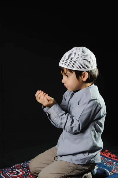 Müslüman çocukIslamitische jongen — Stockfoto