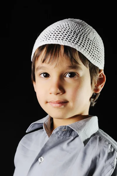 Porträt eines süßen Kindes auf schwarzem Hintergrund — Stockfoto