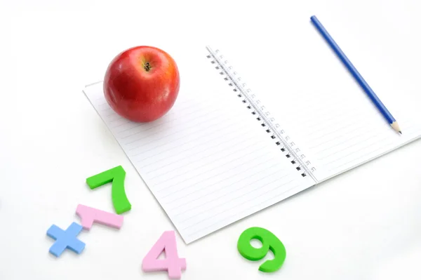 Notebook e maçã isolado em um fundo branco — Fotografia de Stock