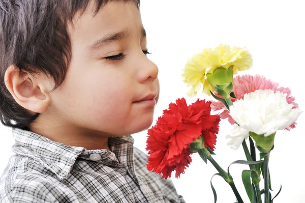 Den glada pojken med en bukett tulpaner — Stockfoto