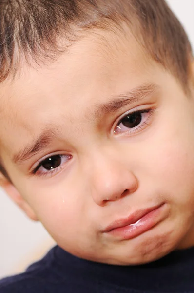 Плачущий мальчик — стоковое фото
