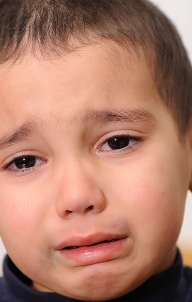 Плачущий мальчик — стоковое фото