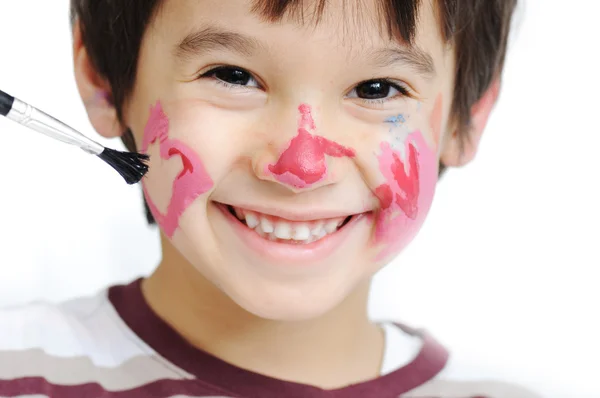 Šťastné dítě s barevnými srdcem na tvář — Stock fotografie