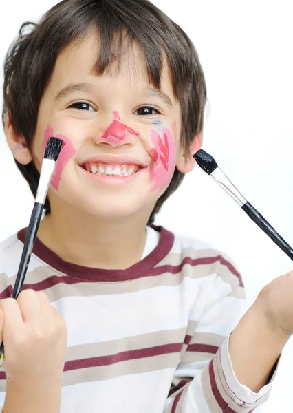 Enfant heureux avec un cœur coloré sur sa joue — Photo