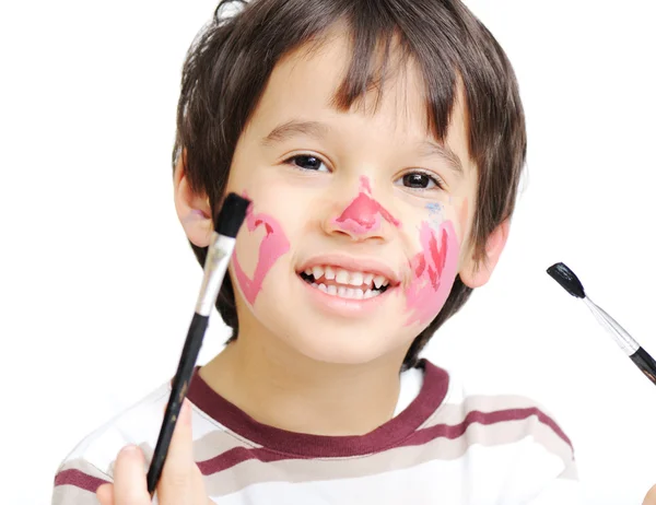 Criança feliz com coração colorido na bochecha — Fotografia de Stock