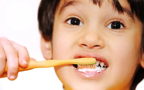 Αγόρι καθαρίζει teeths — Φωτογραφία Αρχείου