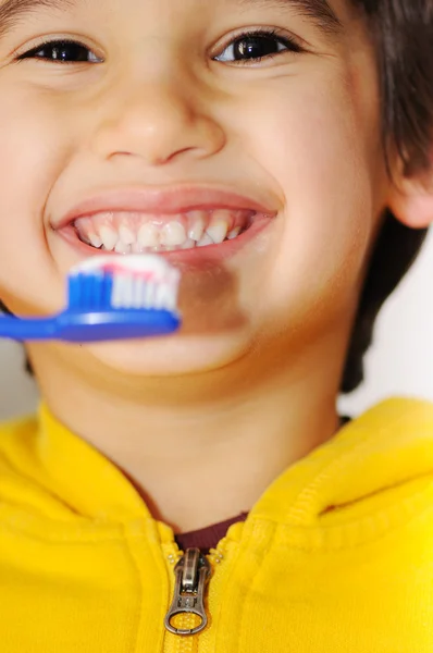 Fiú tisztítja a fogak — Stock Fotó