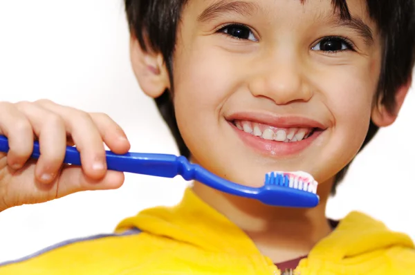 Αγόρι καθαρίζει teeths — Φωτογραφία Αρχείου