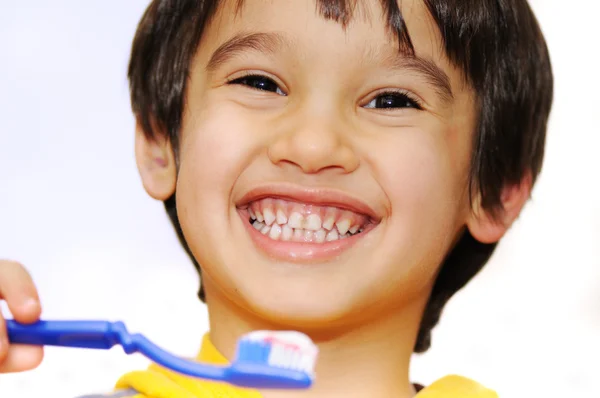 Boy limpia los dientes —  Fotos de Stock